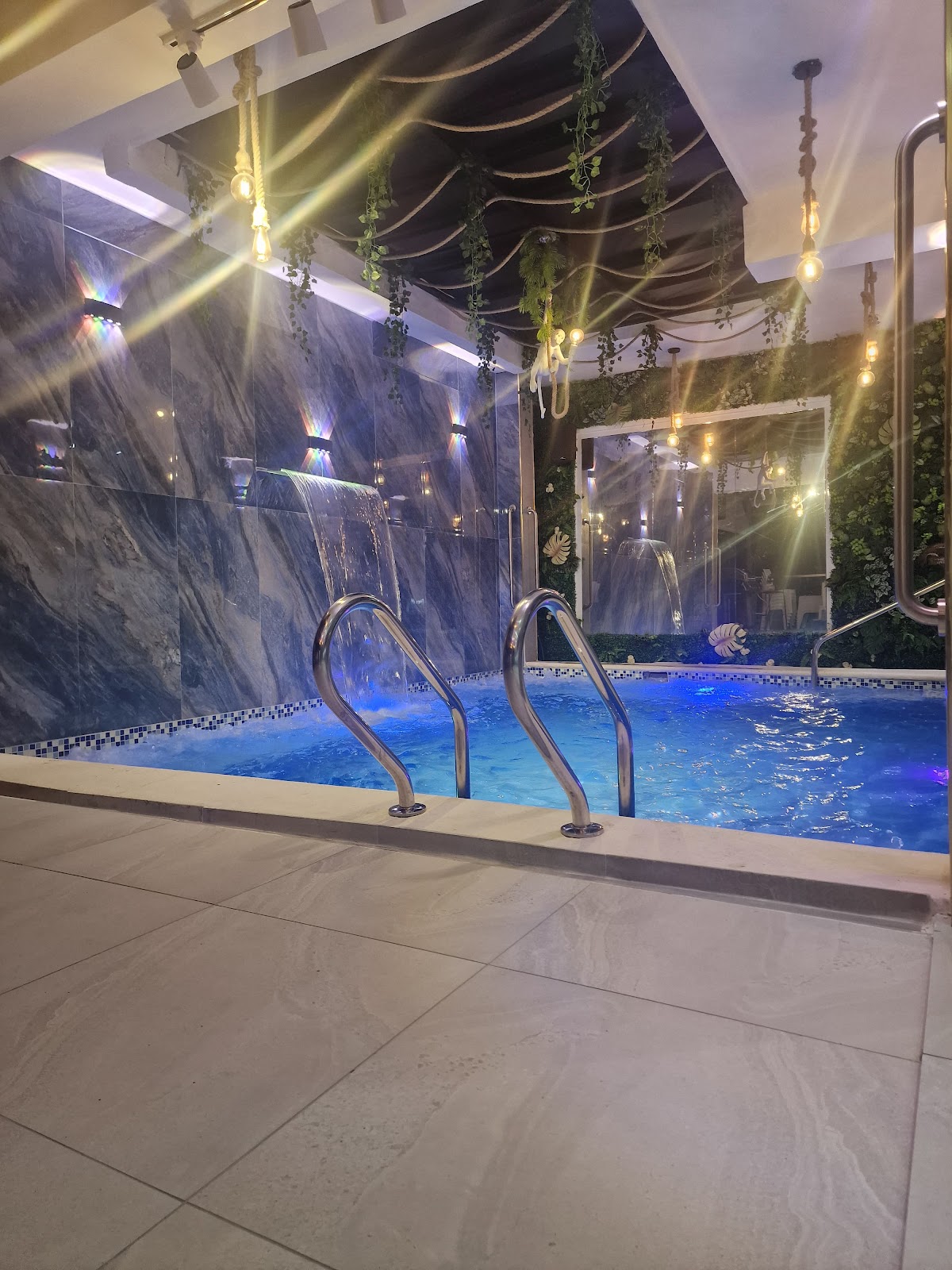 Portada de piscina y algo más