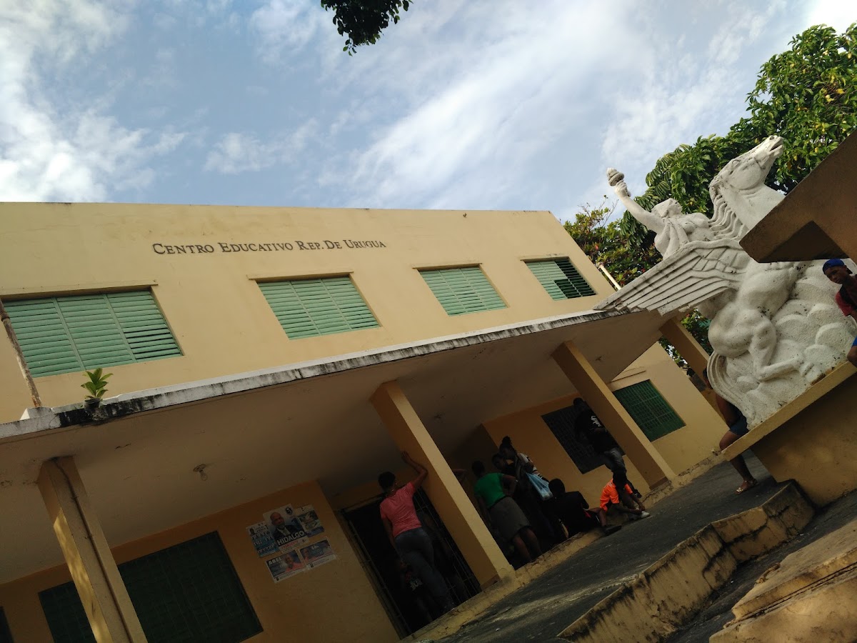 Escuela República de Uruguay - en Santo Domingo de Guzmán