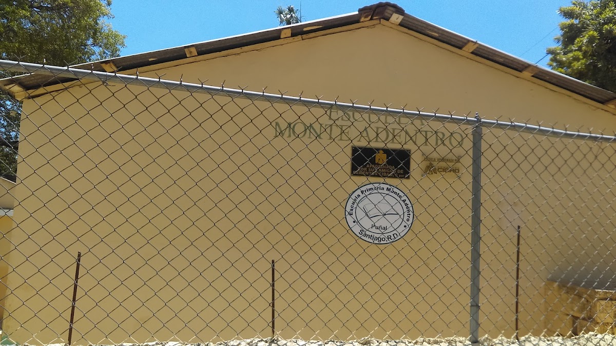 Escuela Monte Adentro, Puñal/Guayabal - en Santiago de los Caballeros