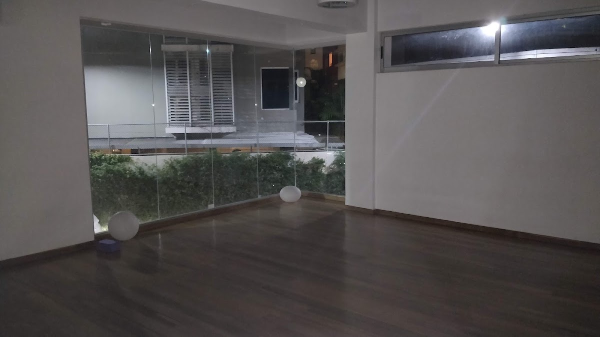 Portada de Yoga Studio